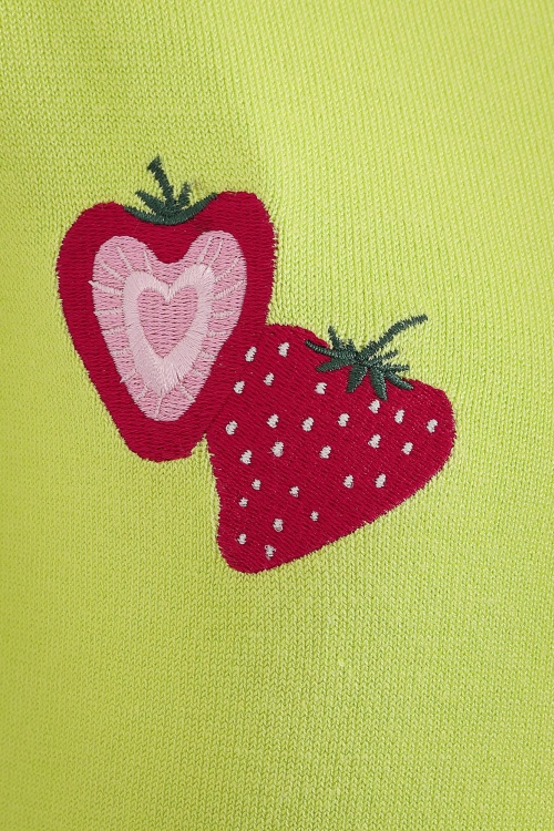 Collectif Clothing - Chrissie Strawberry Knitted Top Années 50 en Vert 3