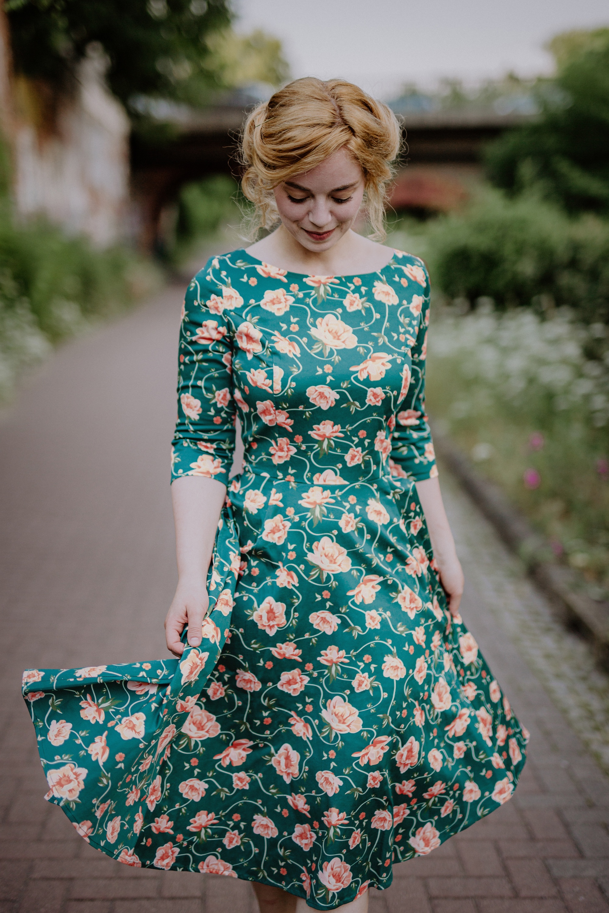 Topvintage Boutique Collection TopVintage exclusive Robe Corolle Fleurie aux Manches Longues Adriana Annees 50 en Vert Fonce Acheter chez Topvintage
