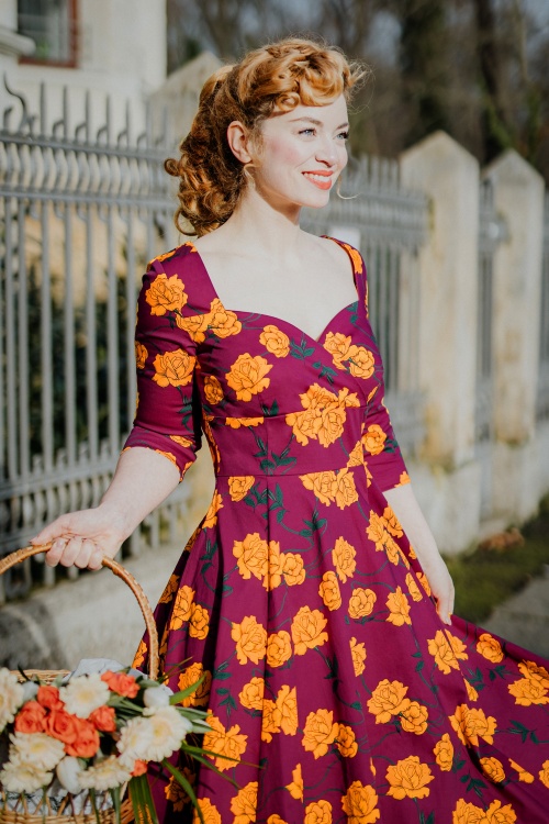 Topvintage Boutique Collection - Exklusiv bei TopVintage ~ Amelia Floral Swing Kleid mit langen Ärmeln in Magenta Lila