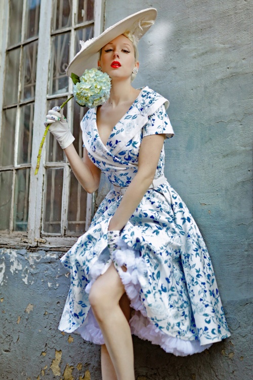 Vintage Diva  - Das Greta Floral Swing Kleid in Weiß 9