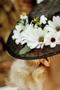 Collectif Clothing - Susan Flower Hat Années 50 en Noir 2