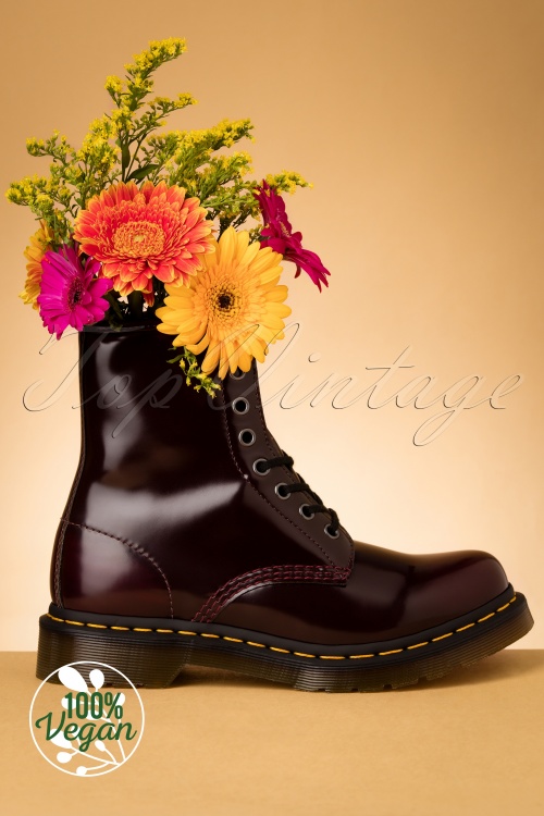 Dr. Martens Bottines 1460 Vegan Oxford Rub Off en Rouge Cerise