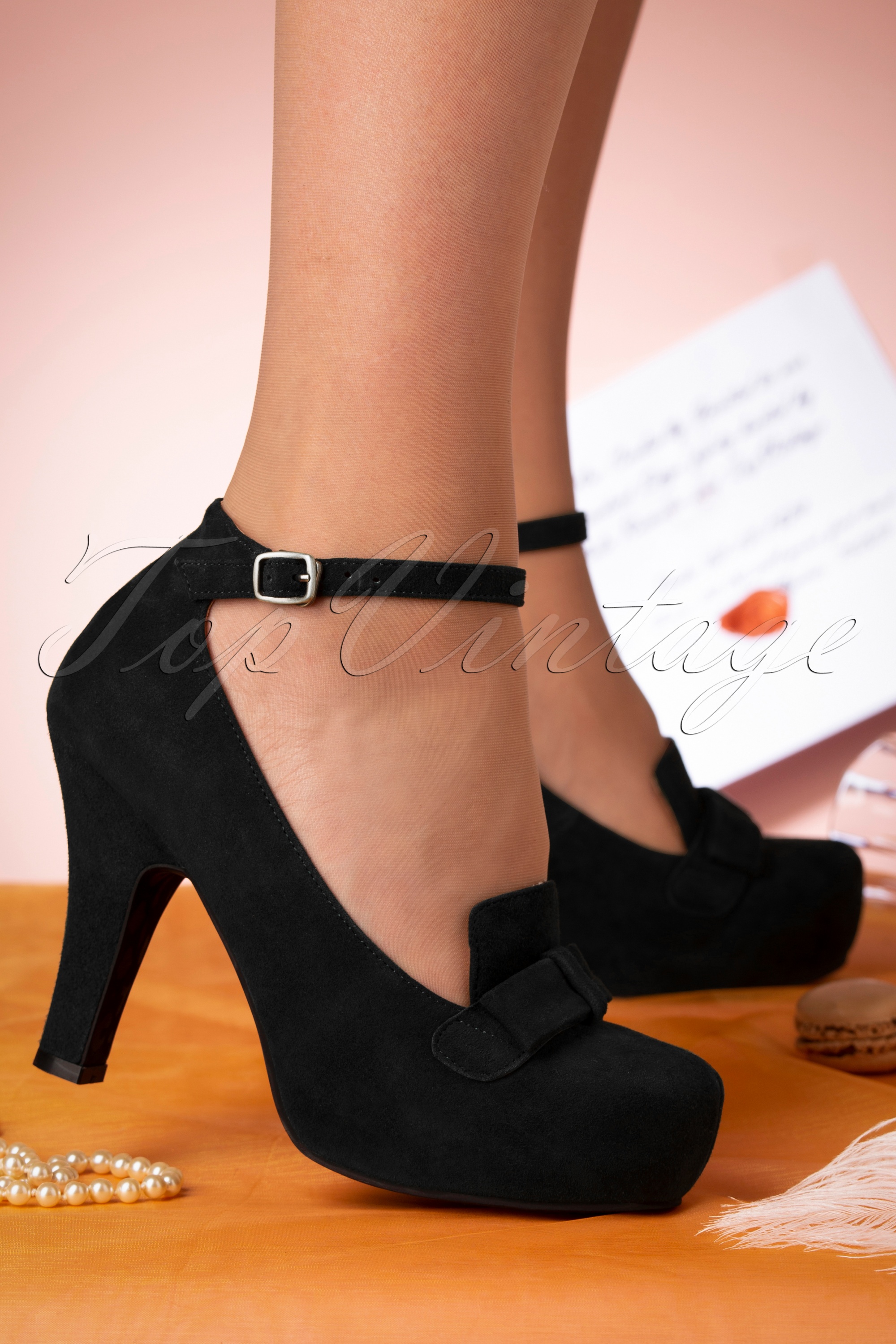 Lola Ramona ♥ Topvintage - Angie Aveline suède pumps in zwart