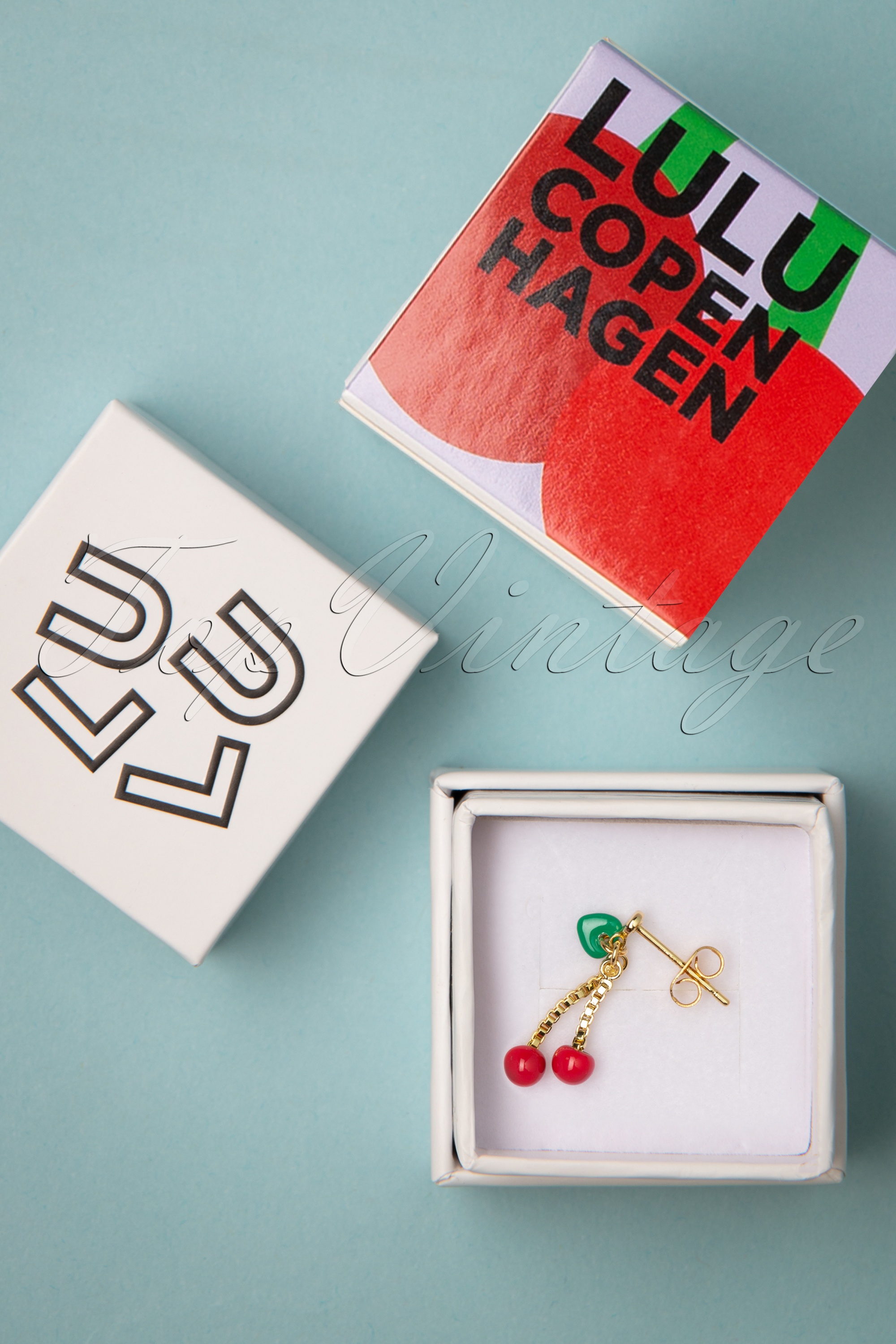 LULU Copenhagen - Cherry 1 Piece vergulde oorbel in rood en groen 3