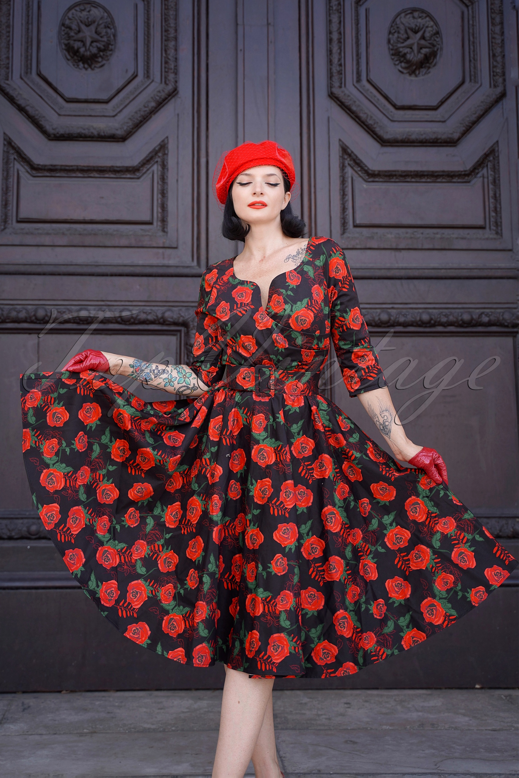 Vintage Diva  - The Bombshell Roses swing jurk in zwart 5