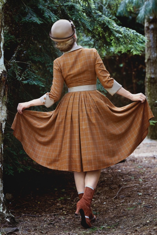 Miss Candyfloss - Graciela Rusti asymmetrische swing jurk in roestbruin 4