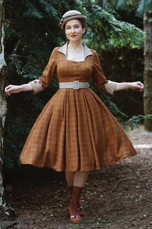 Miss Candyfloss - Graciela Rusti asymmetrische swing jurk in roestbruin