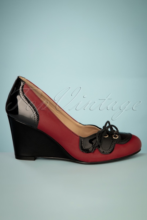 Banned Retro - 50s Vixen Scalloped Wedges in Red and Black 2