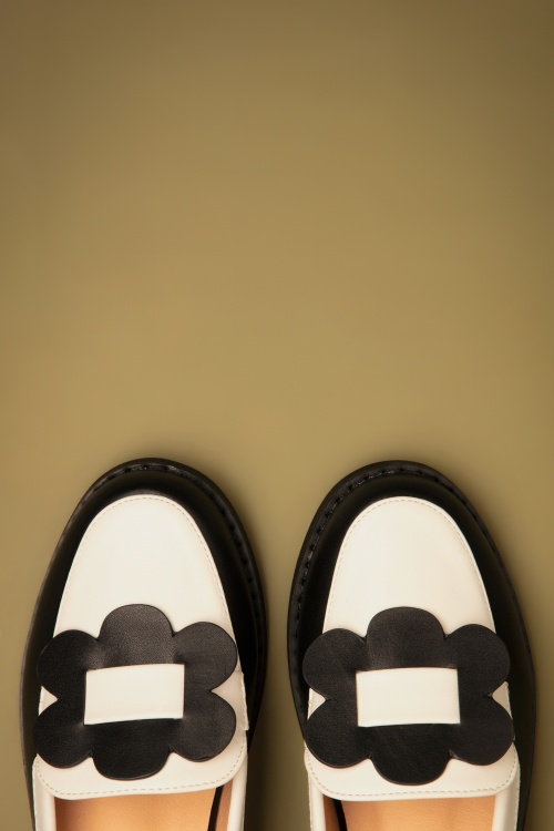 Banned Retro - Evening primrose loafers in zwart en wit 3