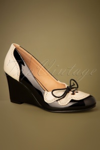 Banned Retro - 50s Vixen Scalloped Wedges in Black and Creamy White
