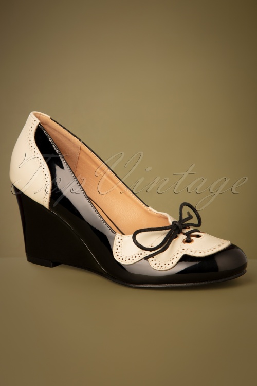 Banned Retro - 50s Vixen Scalloped Wedges in Black and Creamy White