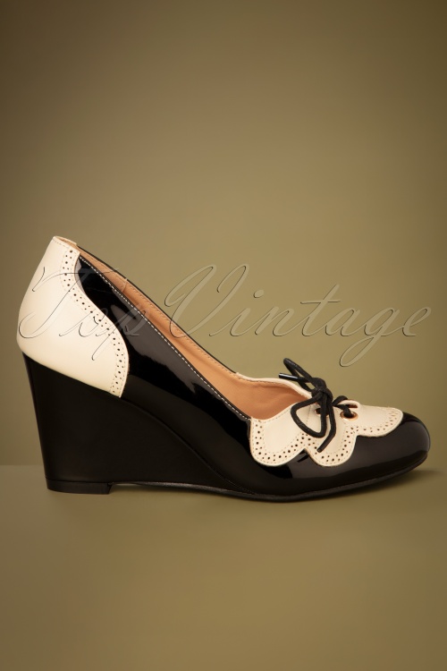 Banned Retro - 50s Vixen Scalloped Wedges in Black and Creamy White 2