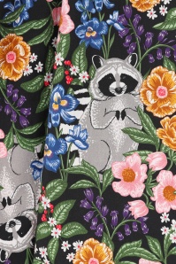 Collectif Clothing - Winona Floral Forest Raccoon Swing Kleid in Schwarz 3