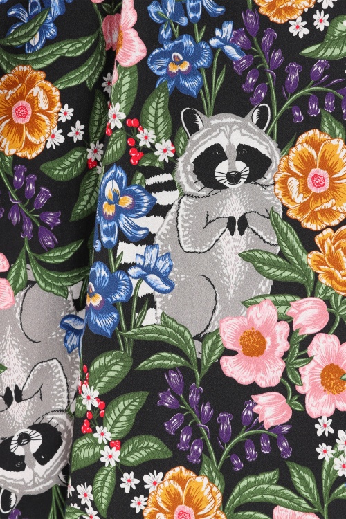 Collectif Clothing - Winona Floral Forest Raccoon Swing Dress Années 50 en Noir 3