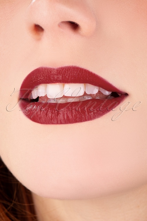 Bésame Cosmetics - Classic Colour Lipstick en Mary Red 7