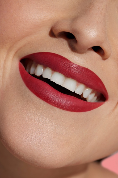 Bésame Cosmetics - Classic Colour Lipstick en Mary Red 2