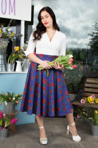 Topvintage Boutique Collection - Topvintage exclusive ~ Adriana Floral Swing Skirt Années 50 en Bleu Foncé 5