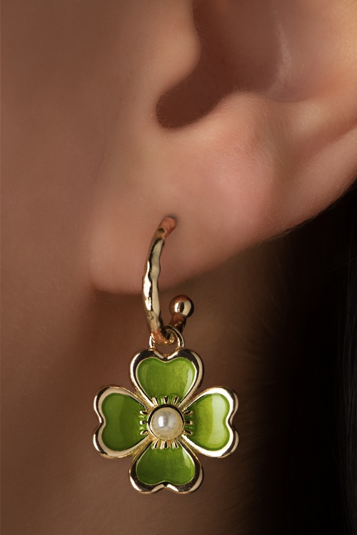 Day&Eve by Go Dutch Label - Flower Pearl Earrings in Gold and Green