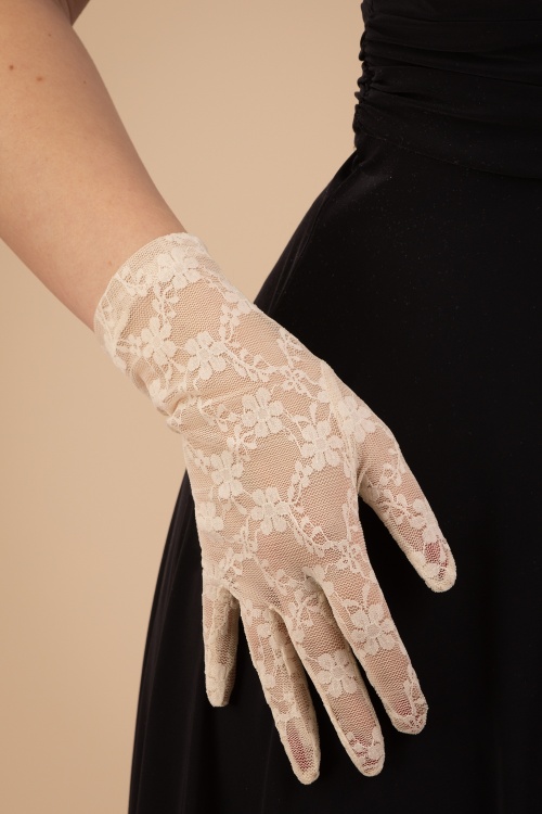 Juliette's Romance - Lady Mary Capucine Lace Gloves Années 50 en Crème