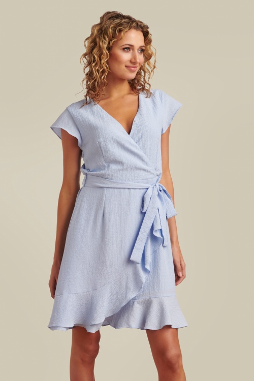 Smashed Lemon - Reese Ruffle Wrap Dress en Bleu Clair