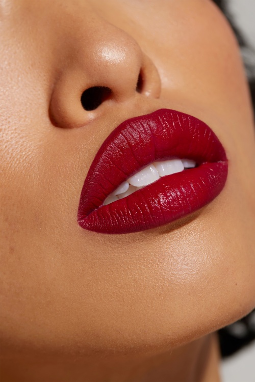 Bésame Cosmetics - Klassischer Farb-Lippenstift in Samtrot 2