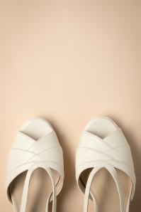 Chelsea Crew - Arabel Peeptoe Sandals en Blanc Cassé 2