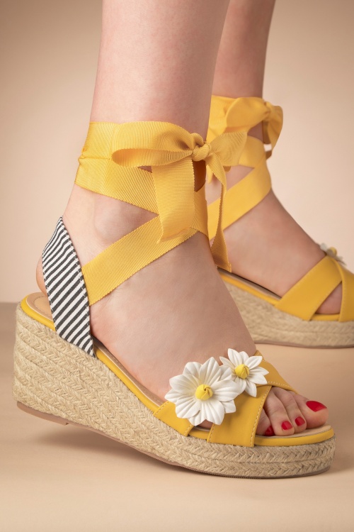Banned Retro - Lady Daisy Wedges in Gelb
