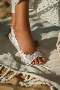 Sunies - Flexi Butterfly Flipflop Sandals in Pearl