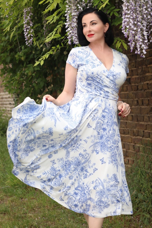 Vintage Chic for Topvintage - Layla Floral Swing Kleid in Weiß und Blau