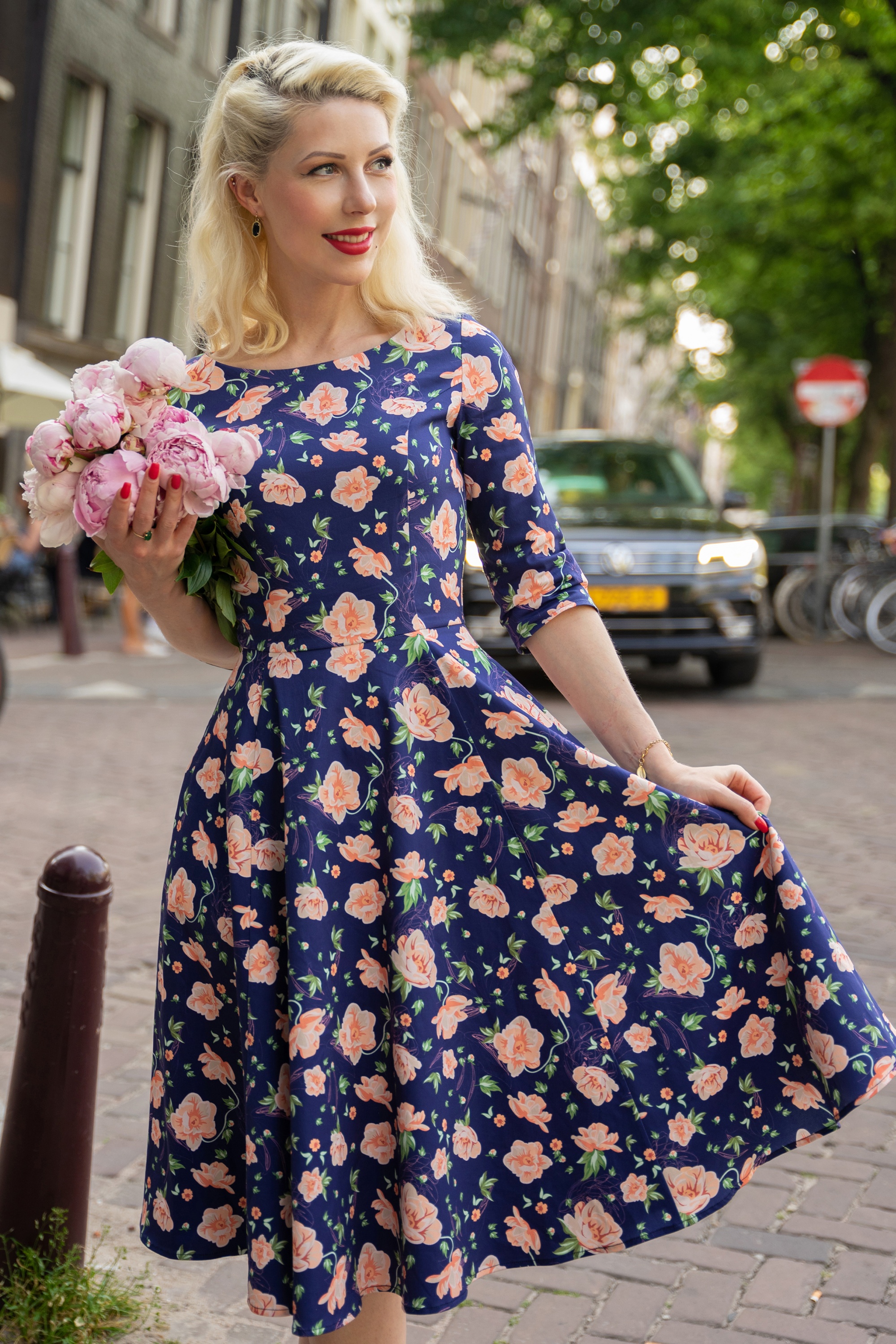 Topvintage Boutique Collection - Topvintage exclusive ~ Adriana swingjurk met lange mouwen en bloemen in donkerblauw