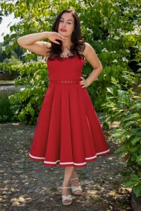 Collectif Clothing - Nova Heart Trim Swing Dress en Rouge 2