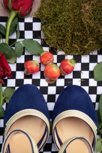 Lola Ramona ♥ Topvintage - Juni Verboden fruit pumps in marineblauw en goud 4