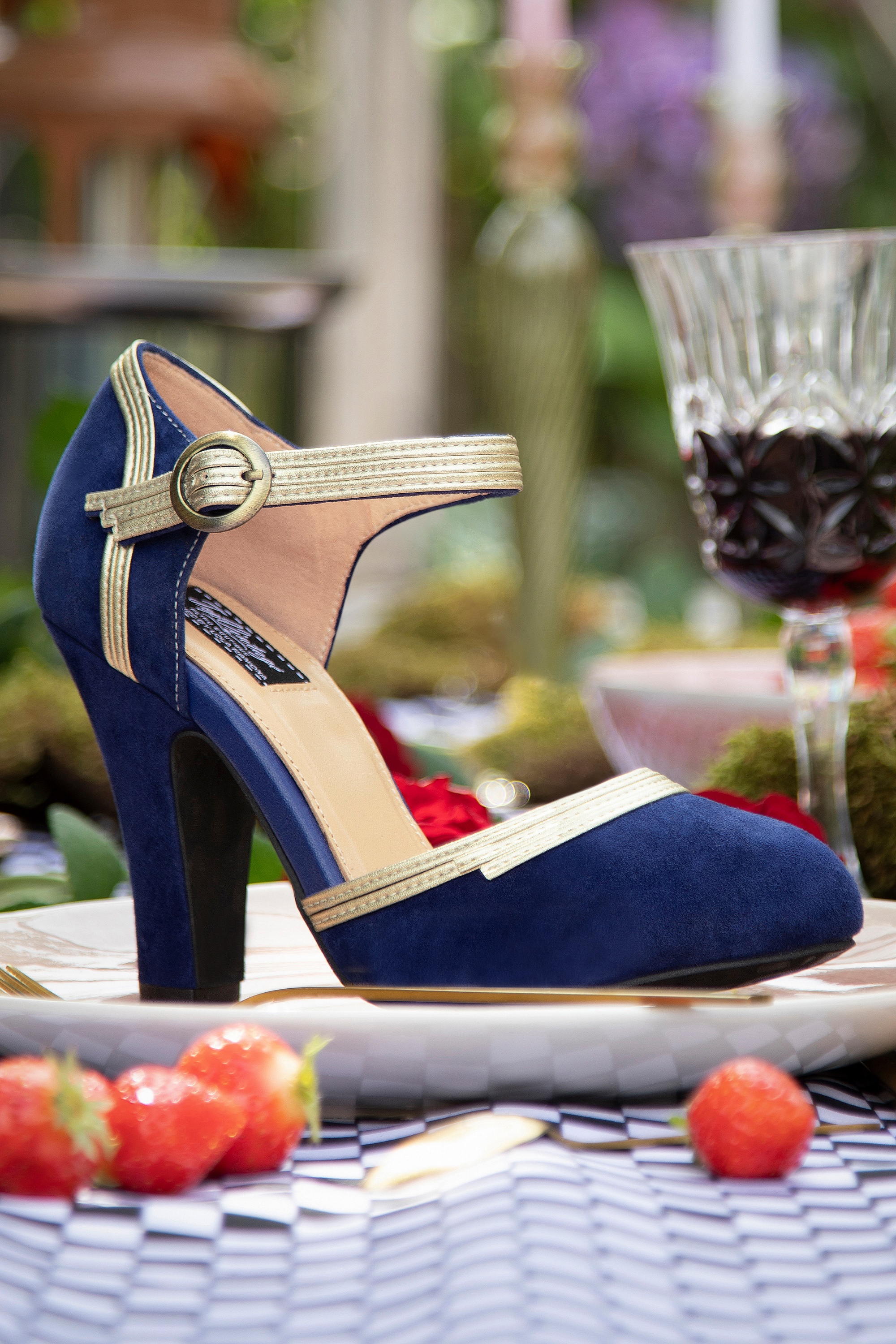 Lola Ramona ♥ Topvintage - Juni Verboden fruit pumps in marineblauw en goud 2