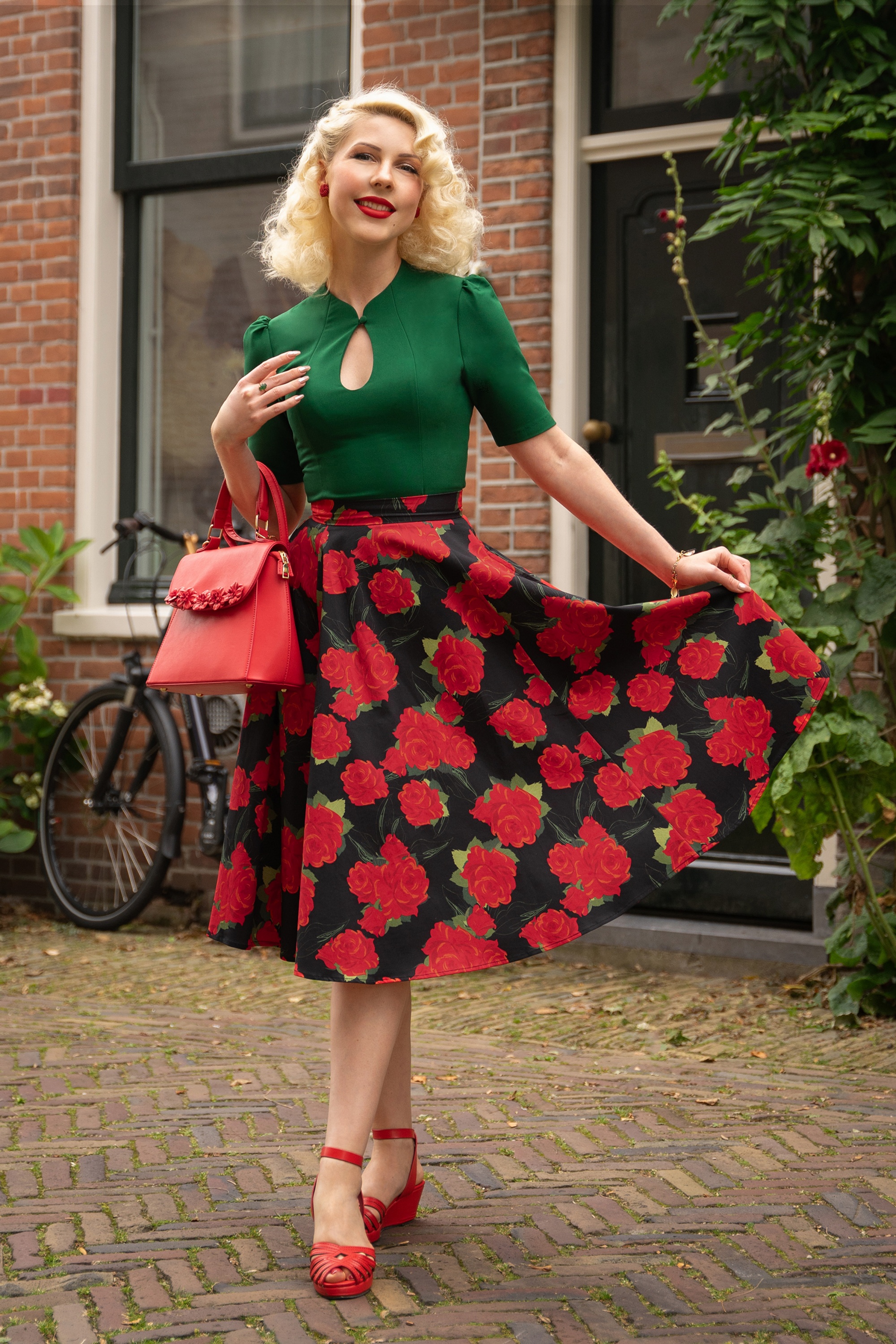 Topvintage Boutique Collection - Topvintage exclusive ~ Adriana Roses swingrok in zwart en rood