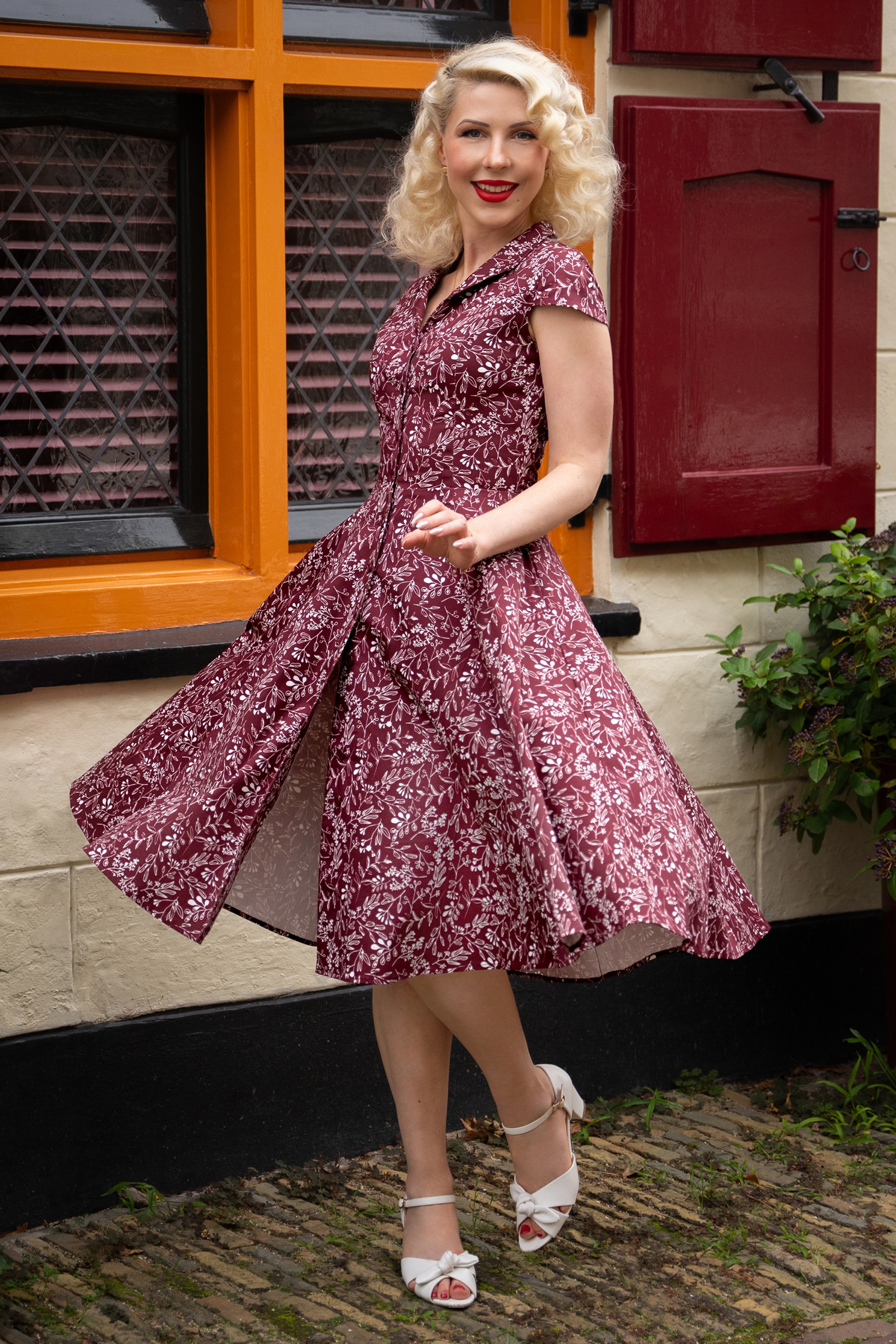 Topvintage Boutique Collection - Exclusief bij Topvintage ~ Angie Swing Jurk in Bordeaux met wit lijnen 