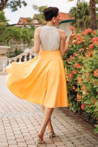 Vintage Diva  - De Maria Grazia swing jurk in wit en zonnig geel 2
