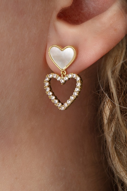 Day&Eve by Go Dutch Label - Shimmering Pearl Heart Earstuds in Gold
