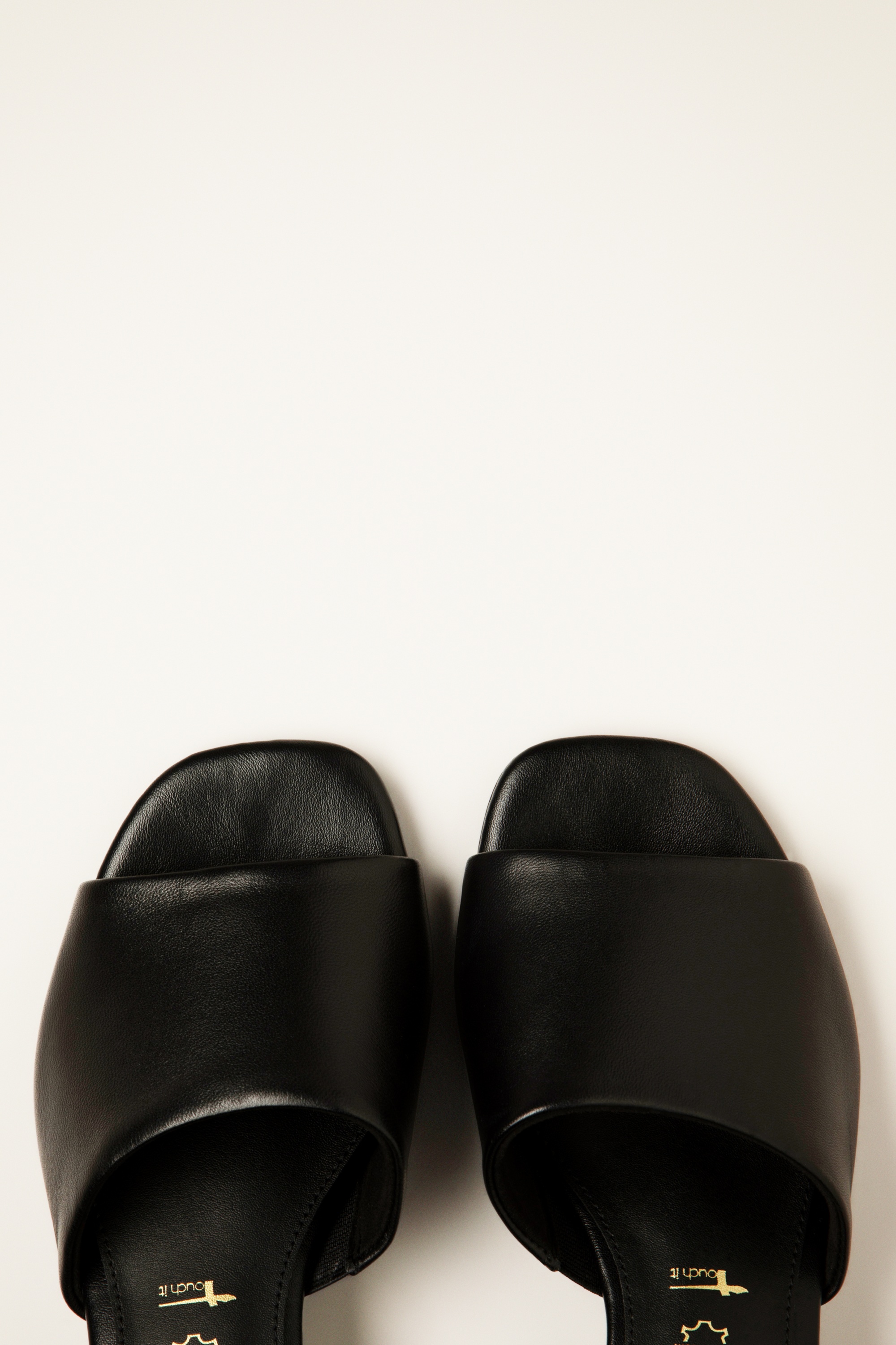 Tamaris Josie Leather Slip On Mules in Black Shop at Topvintage