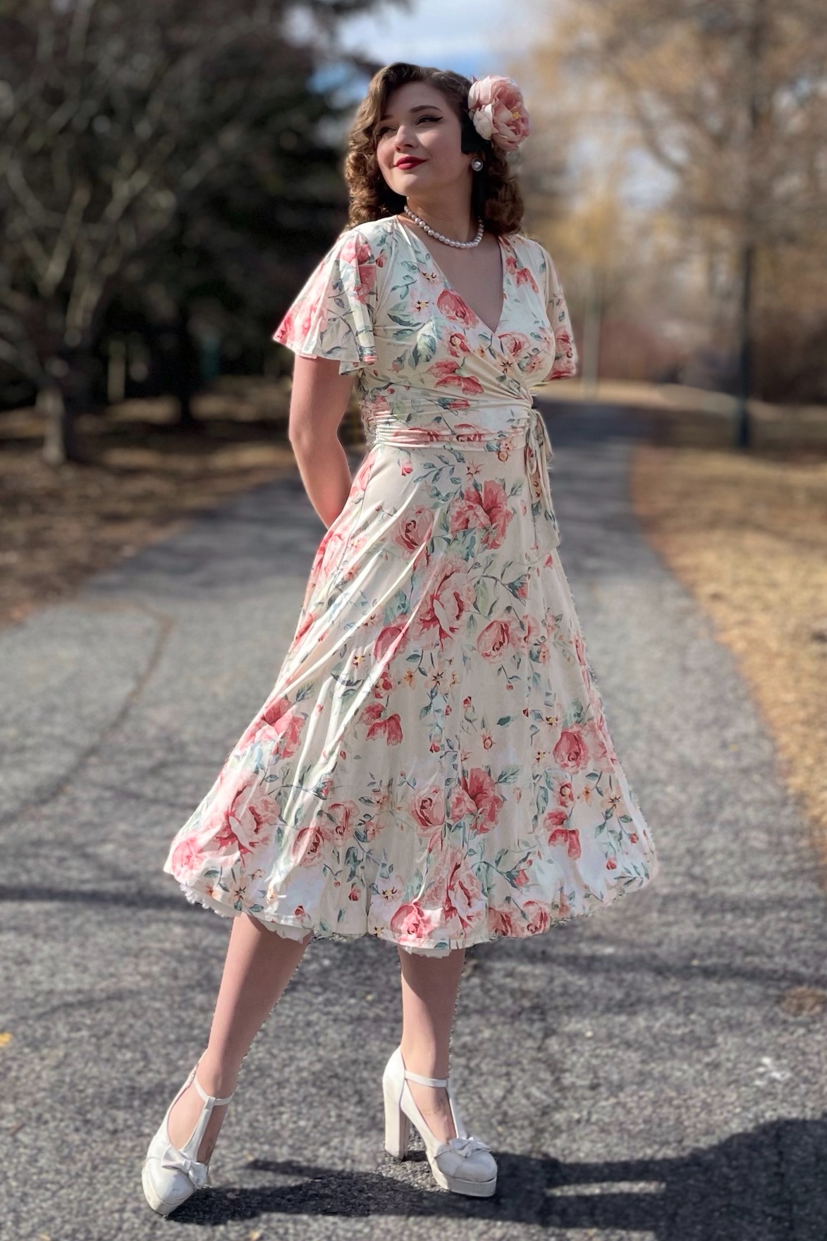 Vintage Chic for Topvintage Irene Flower Cross Over Swing Dress Annees 40 en Creme Soyeuse Acheter chez Topvintage