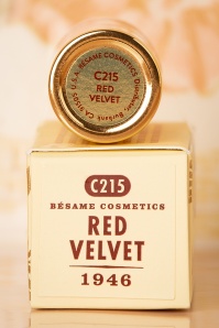 Bésame Cosmetics - Classic colour lippenstift in velvet rood 5