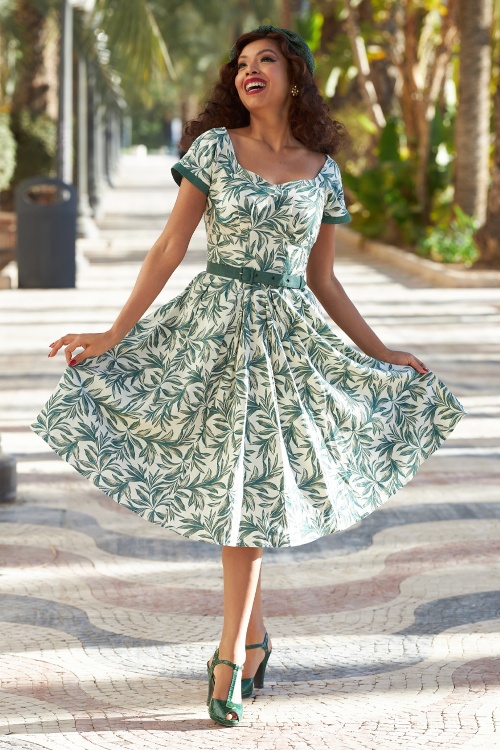 Miss Candyfloss - Kalei Gia Leaves Swing Dress in Navy - Kalei Gia Blatt Schwungkleid in Marineblau.