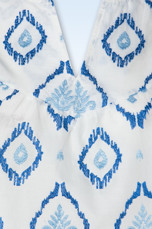 Smashed Lemon - Reign Baroque Embroidery Blouse in White and Blue  3
