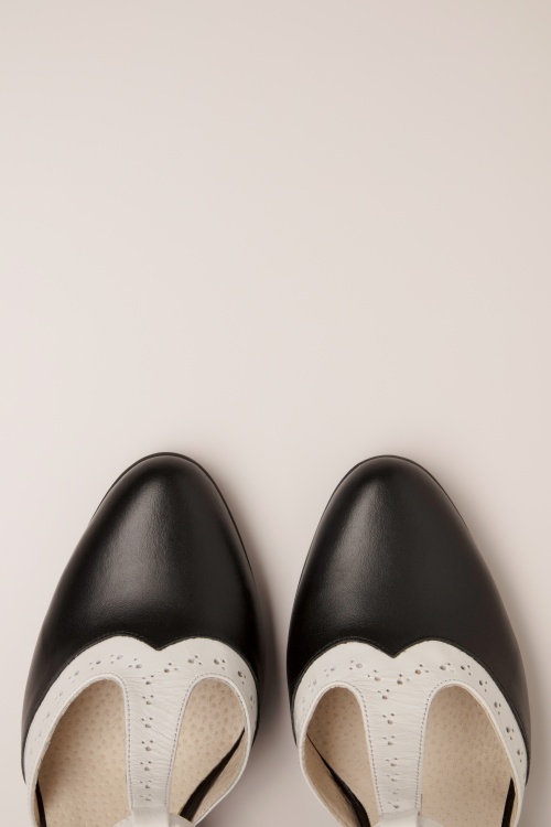 Banned Retro - Chaussures à lacets Galore brogues en cuir et escarpins à bride en T en noir et blanc. 2