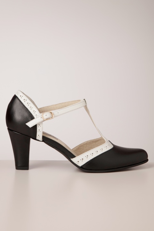 Banned Retro - Chaussures à lacets Galore brogues en cuir et escarpins à bride en T en noir et blanc.