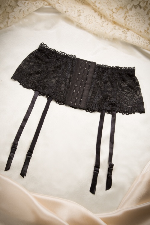 Scarlet - 50s Wide Lace Suspender Belt in Black 4