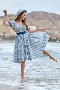 Miss Candyfloss - Meredith Lee Gestreiftes Swing Kleid in Marineblau und Weiß