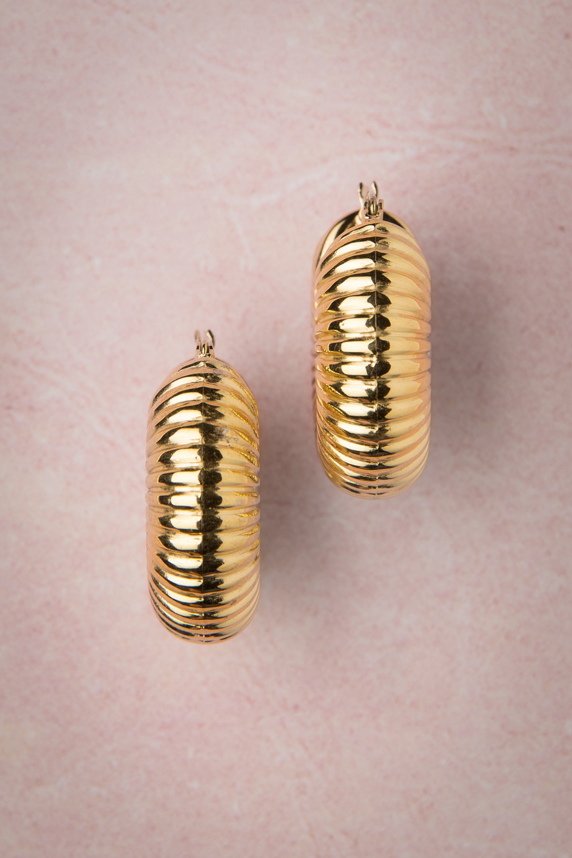 Topvintage Boutique Collection - Caterpillar oorringen in goud 3