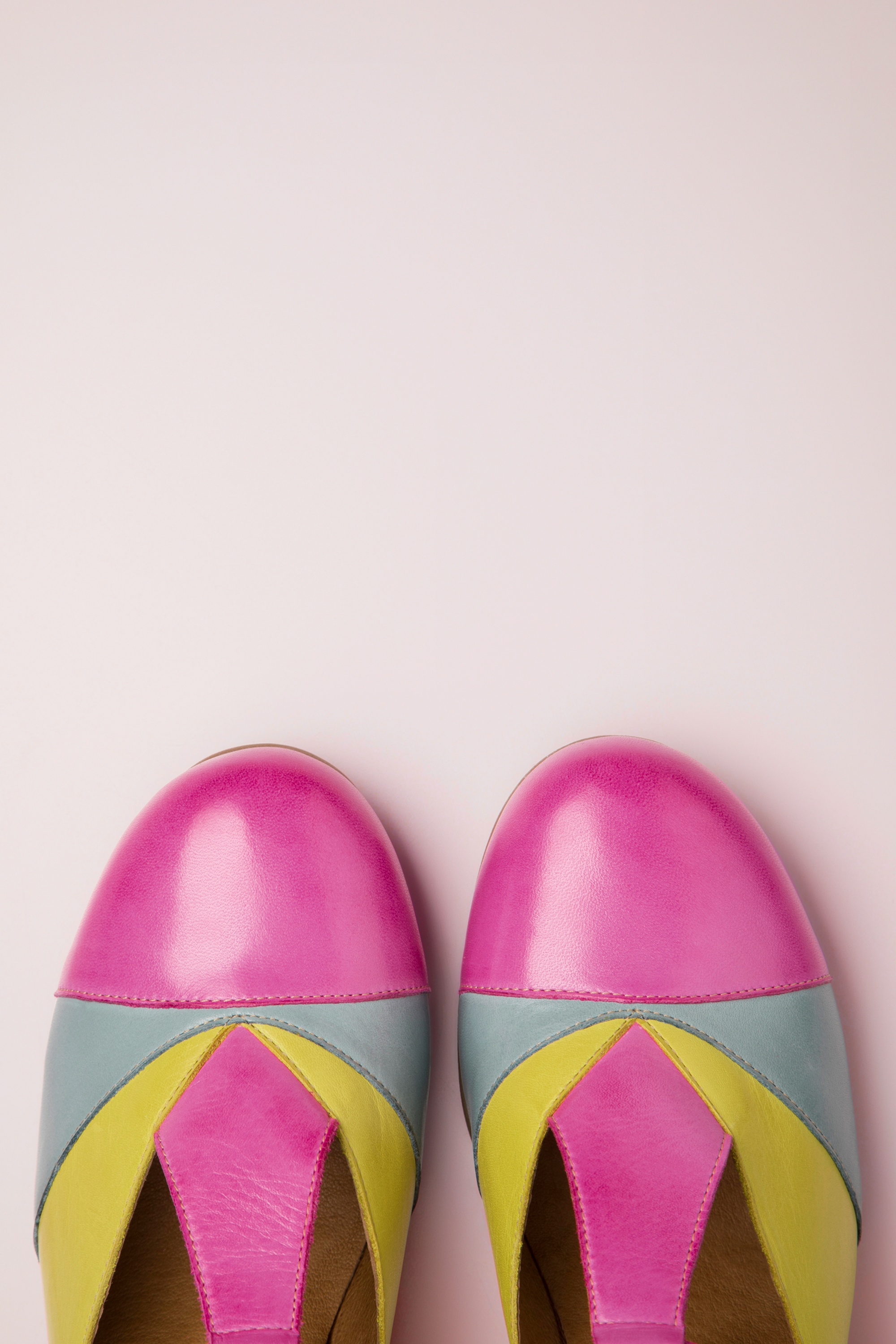 La Veintinueve - Dana Tritone pumps in roze, geel en blauw 2