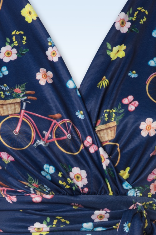 Vintage Chic for Topvintage - Robe corolle à imprimé vélos et fleurs Jane en bleu marine. 3