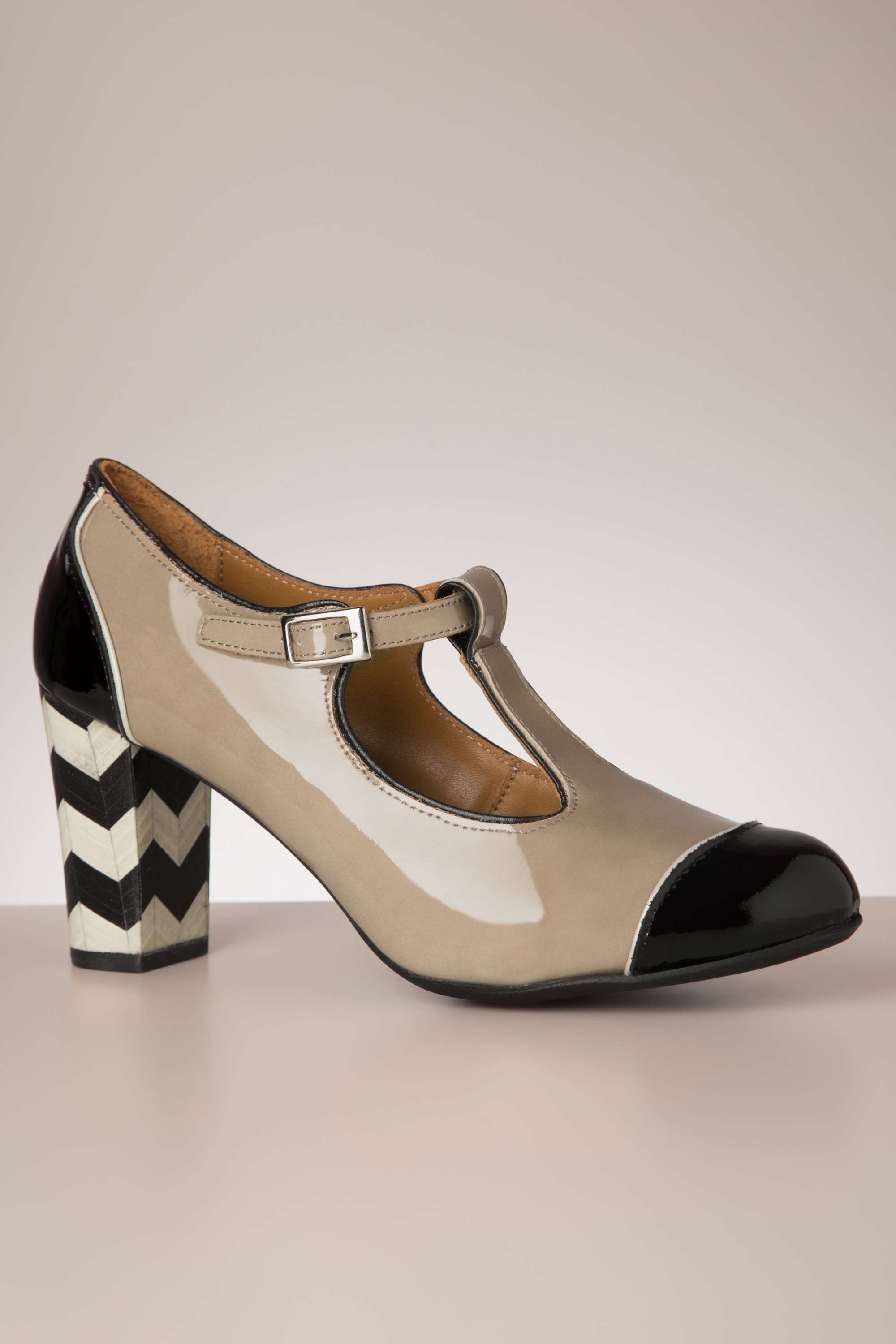 Nemonic - Nice laklederen t-strap pumps in taupe 3